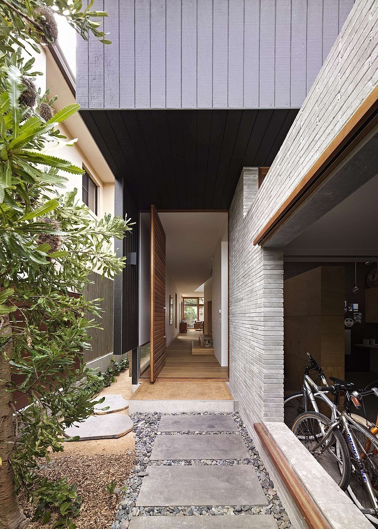 Plywood House II by Andrew Burges Architects