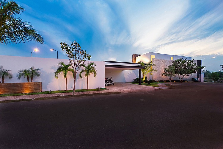 PL2 House by Seijo Peon Arquitectos y Asociados