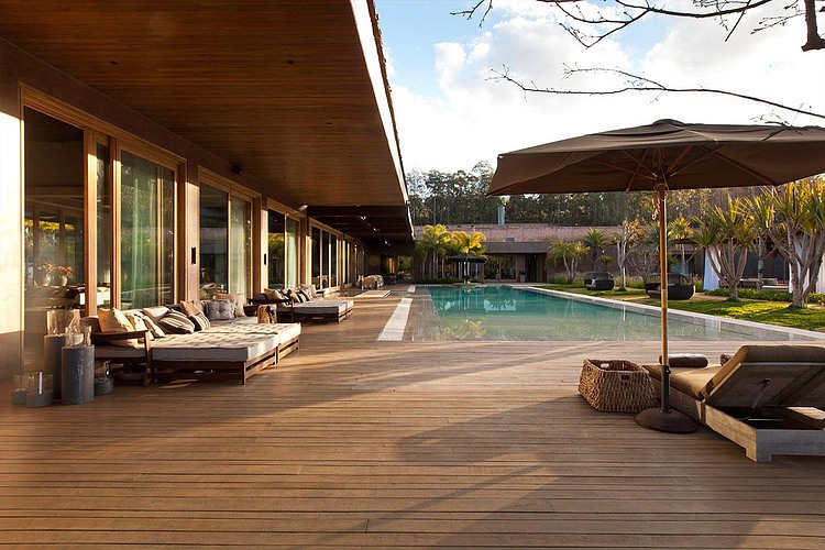 Luxurious Residence by Saraiva + Associados