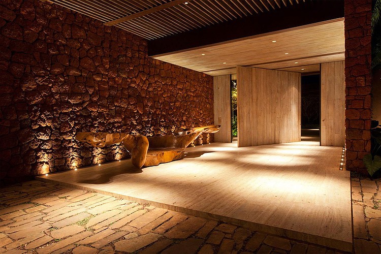 Luxurious Residence by Saraiva + Associados