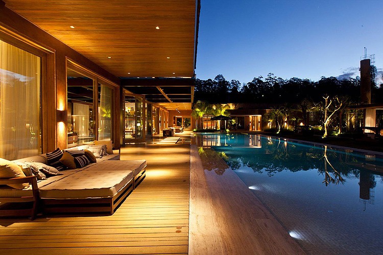Luxurious Residence by Saraiva + Associados