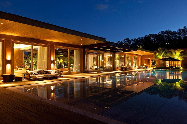 Luxurious Residence by Saraiva + Associados