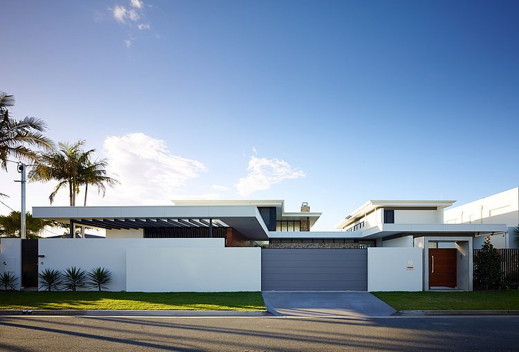Riverfront Residence by BDA Architecture