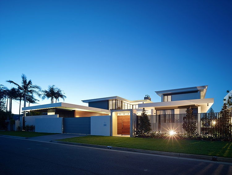 Riverfront Residence by BDA Architecture