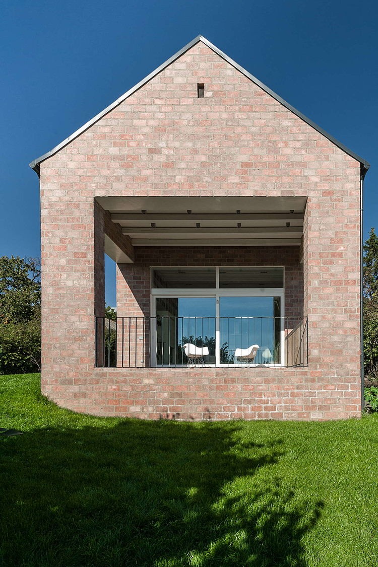 The Long Brick House by Foldes & Co. Architects