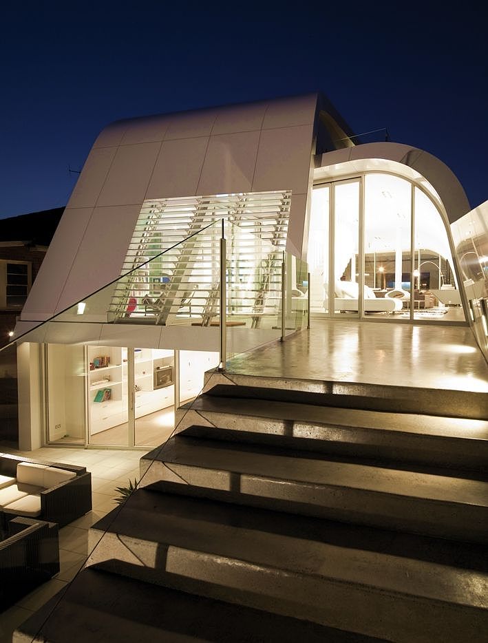 Moebius House by Tony Owen Partners