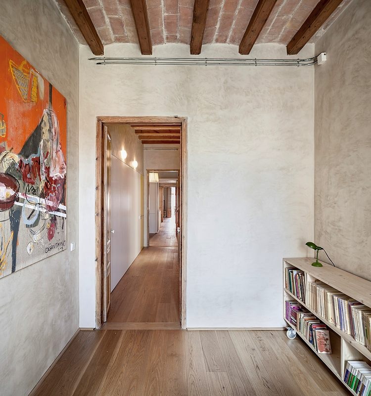 Writer's Apartment by Sergi Pons Architects