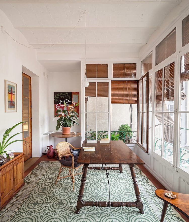 Writer's Apartment by Sergi Pons Architects