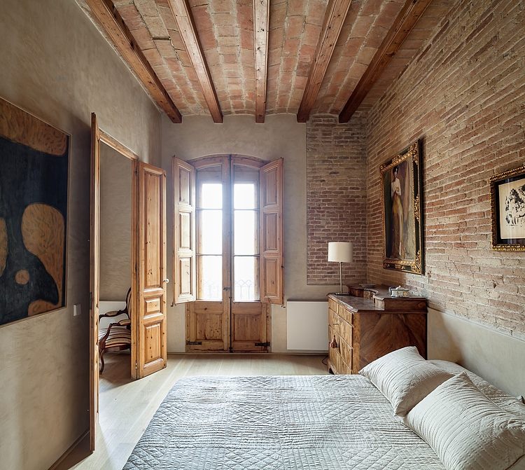 Writer's Apartment by Sergi Pons Architects