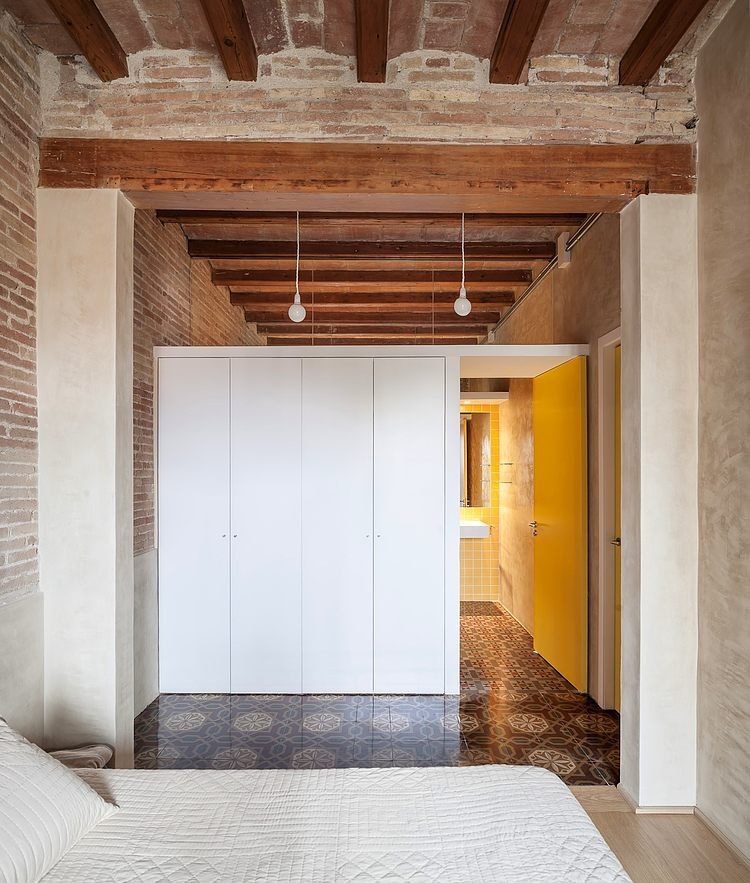 Writer's Apartment by Sergi Pons Architects