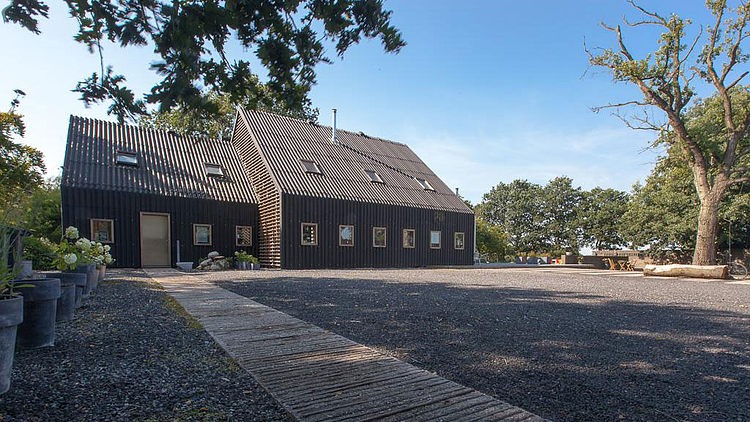 Donderen Barnhouse by Aatvos