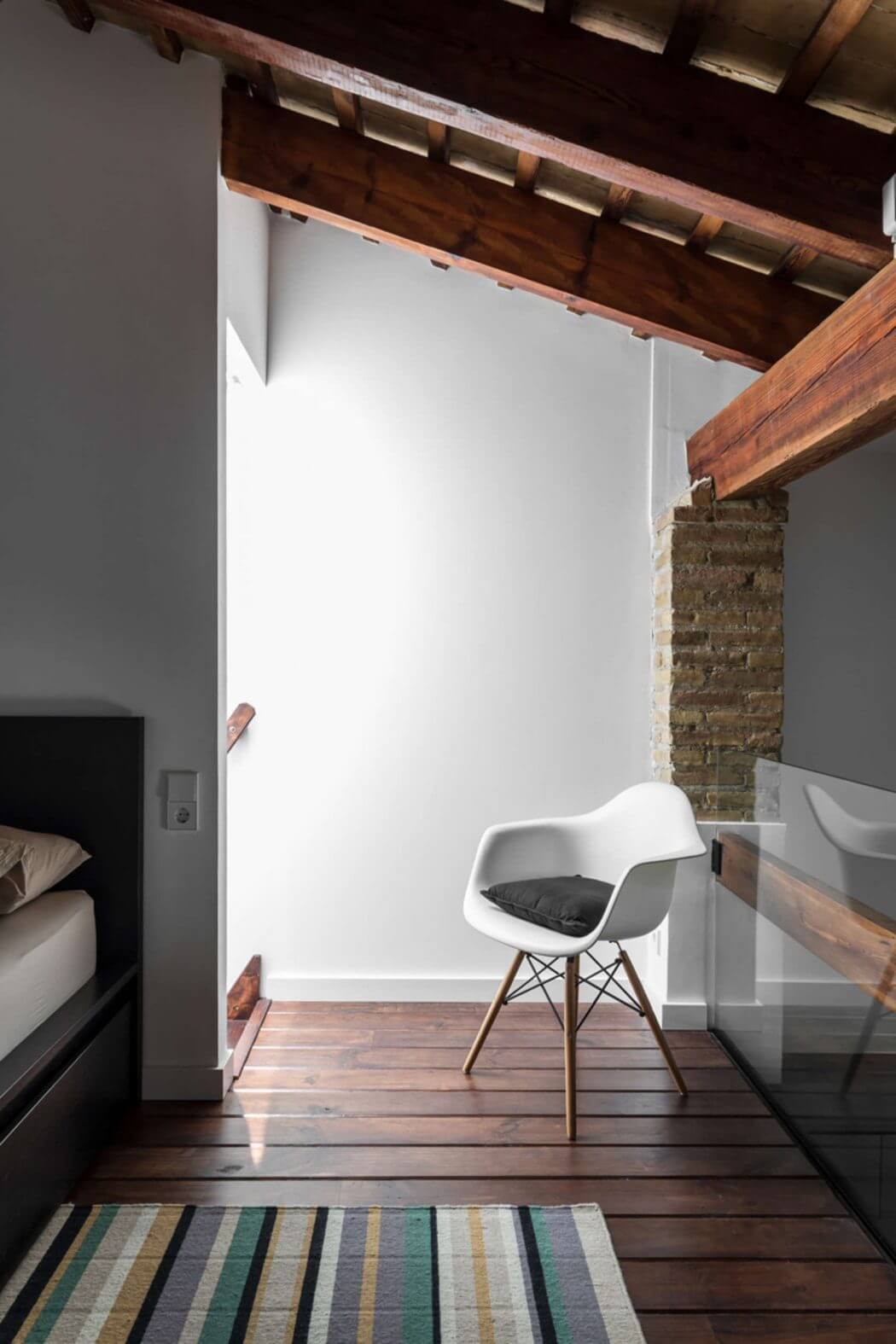Loft Renovation by Ambau Taller D’arquitectes - 6