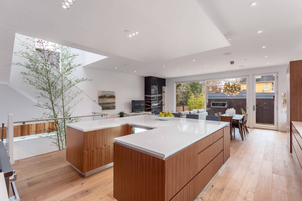 House in Vancouver by Randy Bens - 7