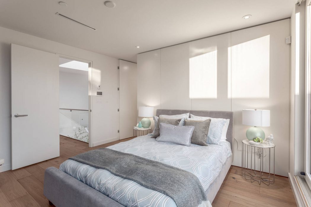 House in Vancouver by Randy Bens - 11