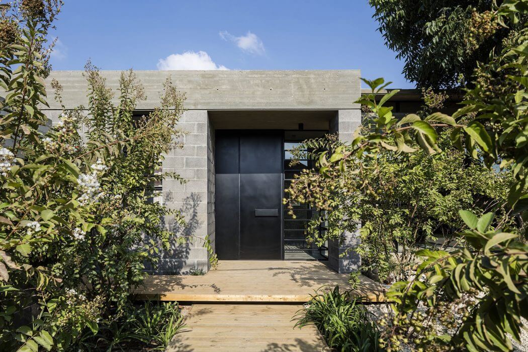 Bare House by Jacobs-Yaniv Architects - 11
