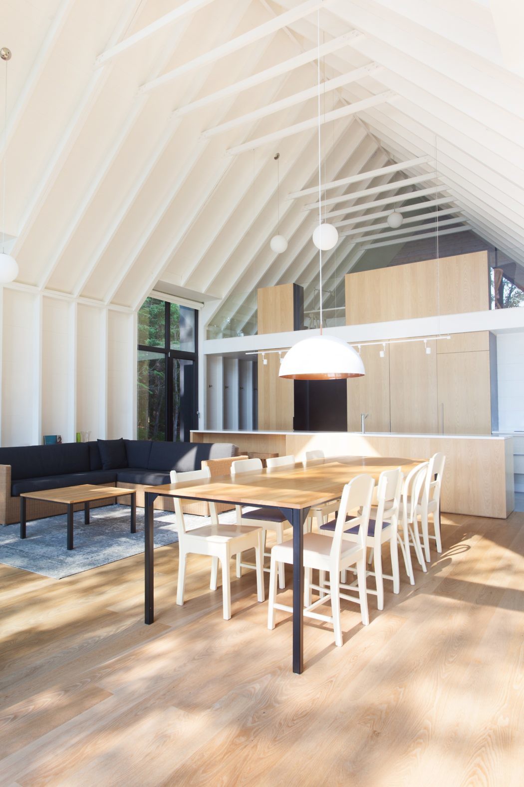 Modern Lake House by Yiacouvakis Hamelin Architectes - 2