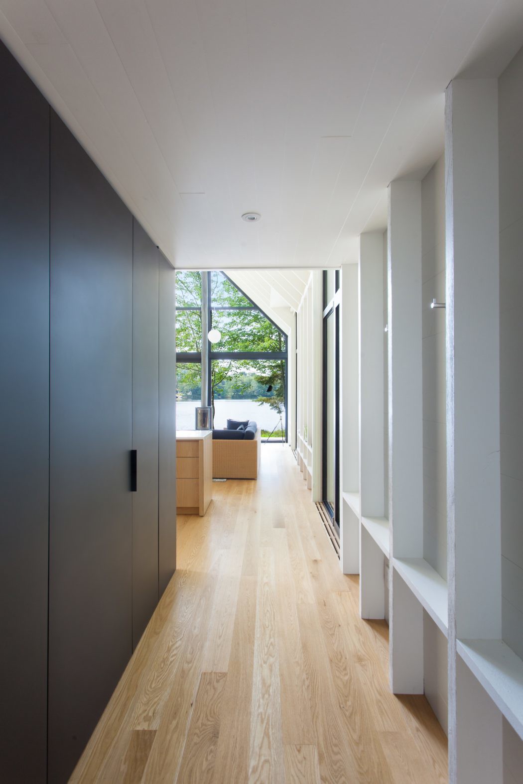 Modern Lake House by Yiacouvakis Hamelin Architectes - 5