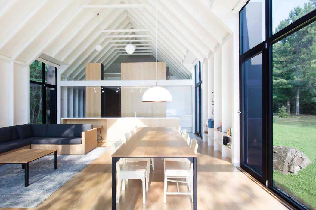 Modern Lake House by Yiacouvakis Hamelin Architectes - 1
