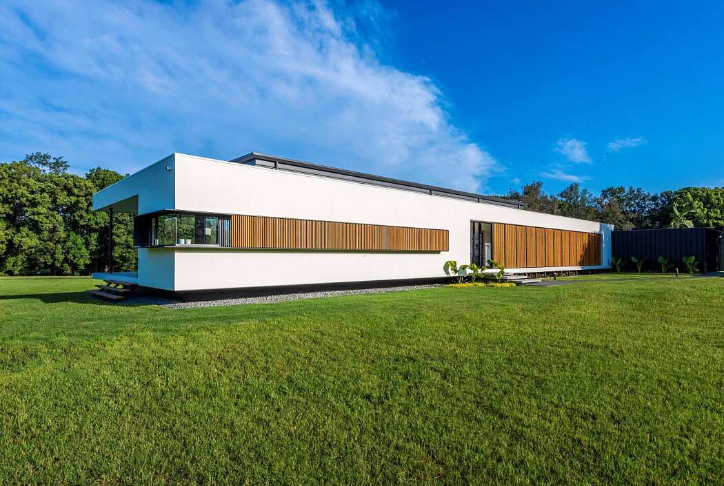 Gold Coast House by MRA Design - 11