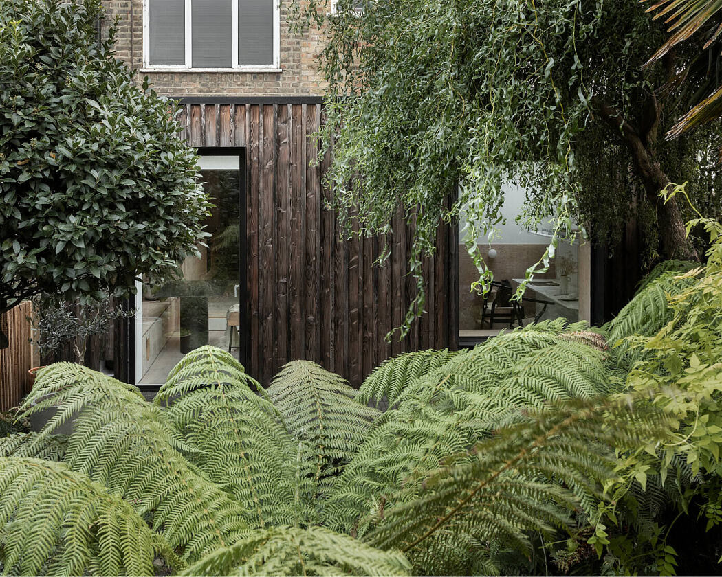 ER Residence by Studio Hallett Ike - 11