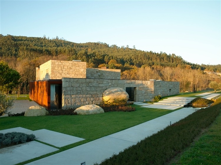 House in Brito by Topos Atelier de Arquitectura - 1