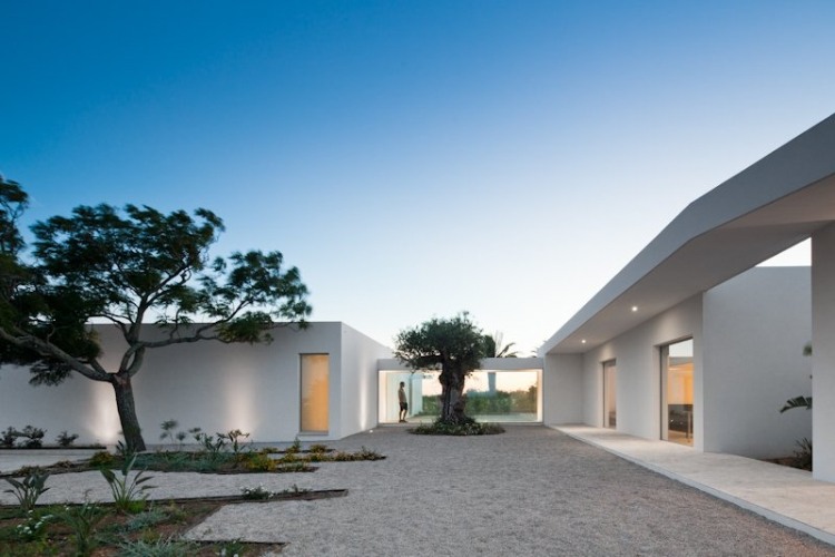 House in Tavira by Vitor Vilhena