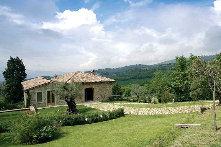 Todi Villa by Alhadeff Architects