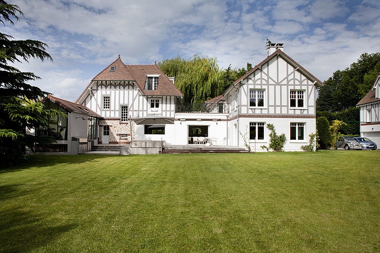 Villennes-sur-Seine Residence by Olivier Chabaud Architecte