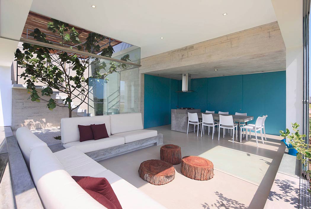 Maple House by Martin Dulanto Arquitecto