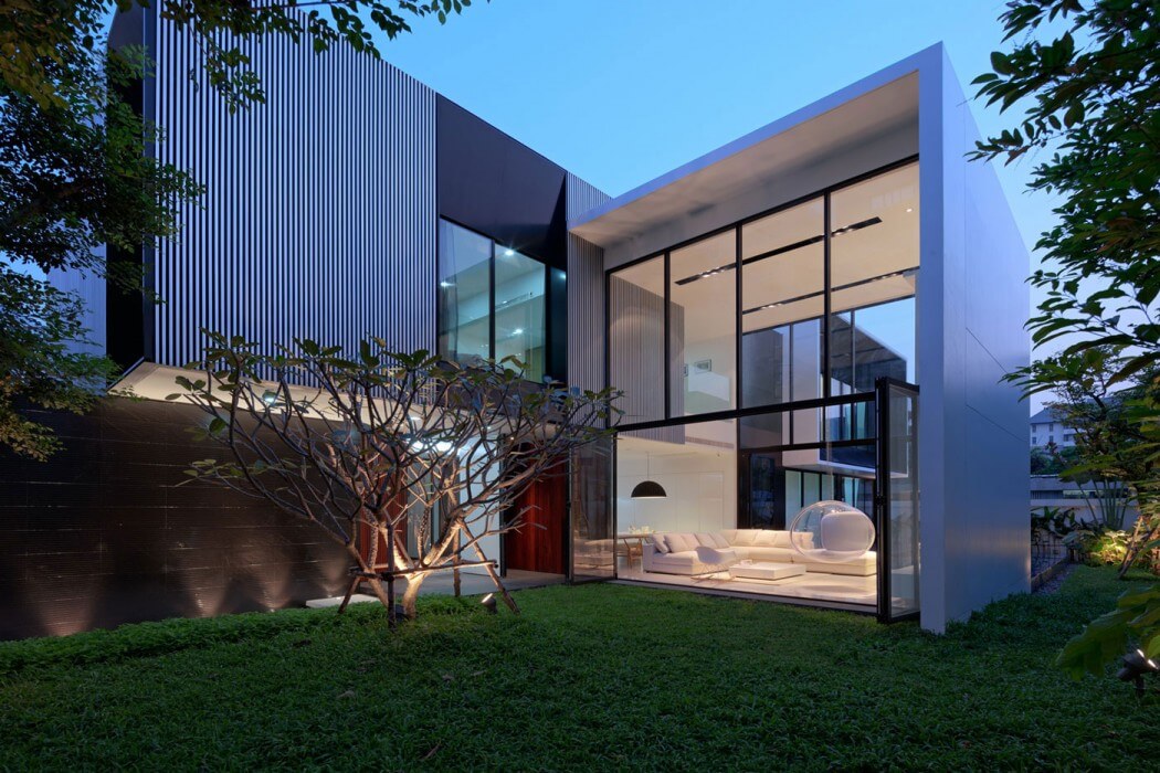 Contemporary House by Ayutt and Associates