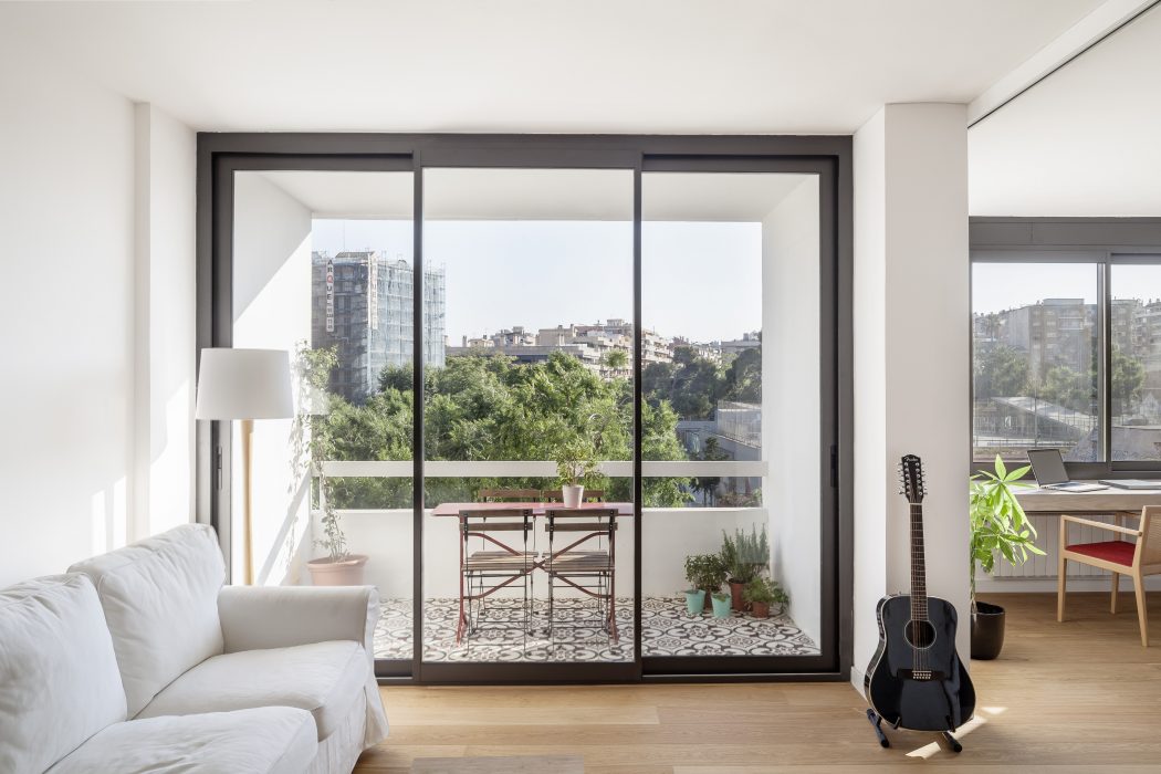 Home in Les Corts by Roman Izquierdo Bouldstridge