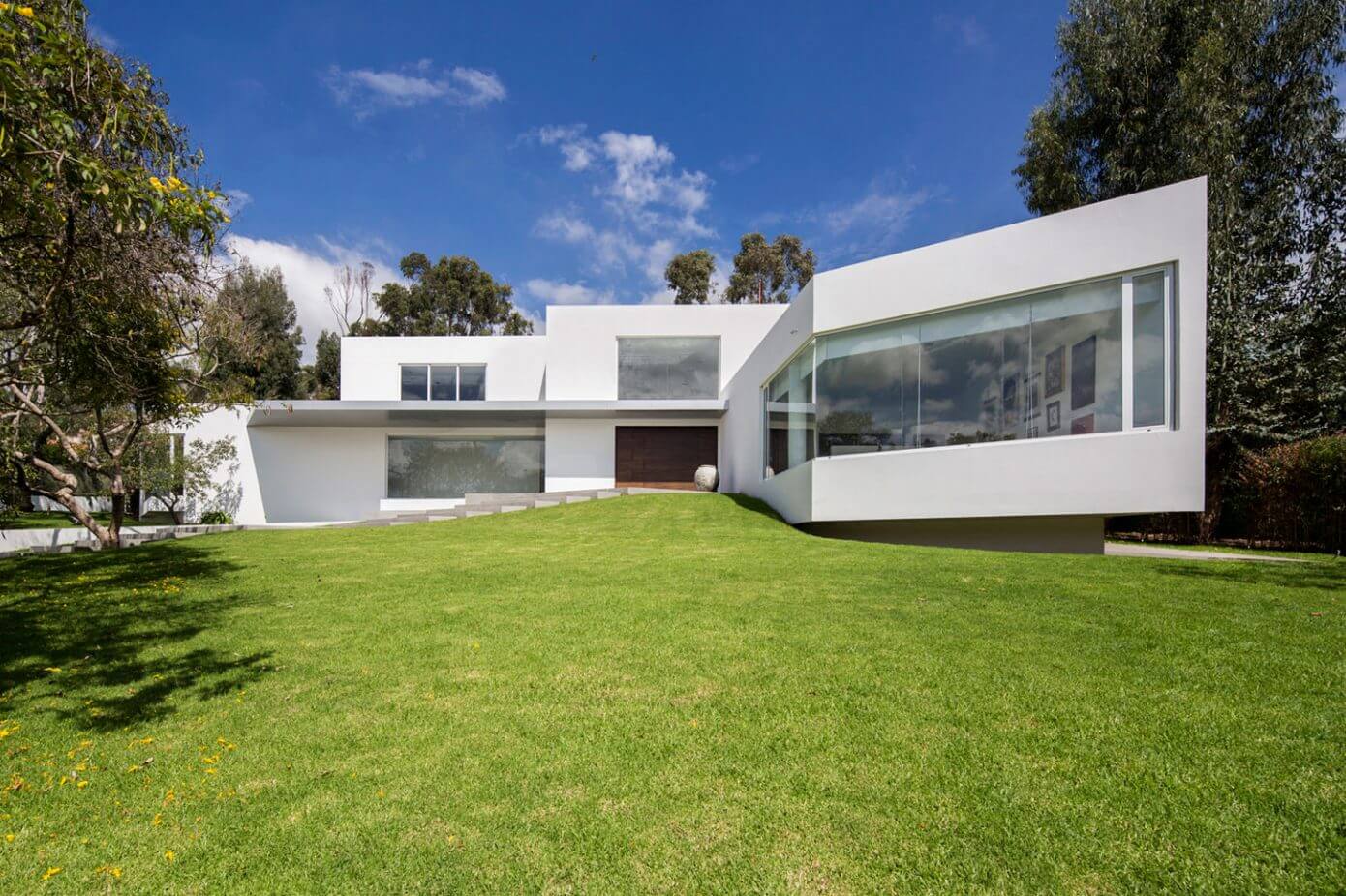 Contemporary House by Diego Guayasamin Arquitectos