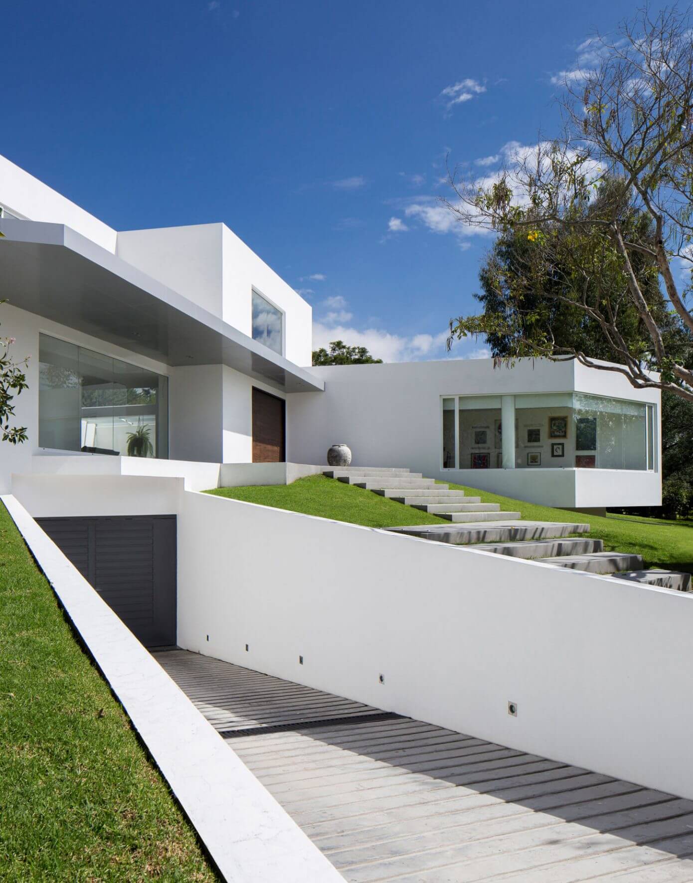 Contemporary House by Diego Guayasamin Arquitectos