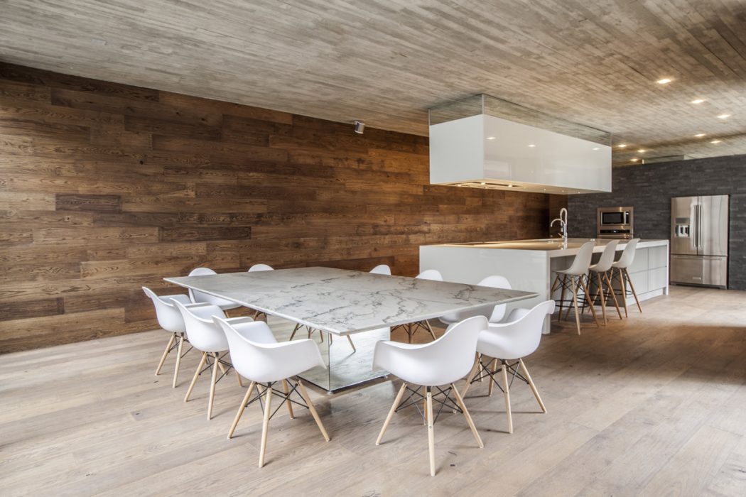 Casa F12 by Miguel de la Torre Arquitectos