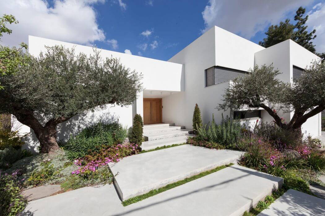 House in Savyon by Dror Barda Architects