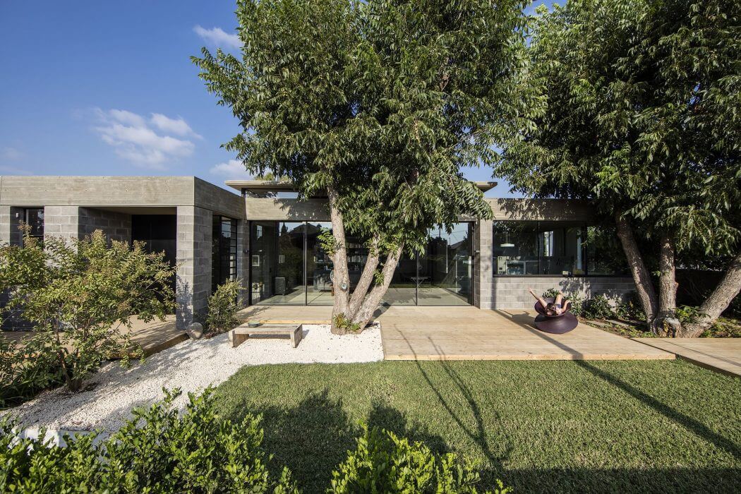 Bare House by Jacobs-Yaniv Architects - 1