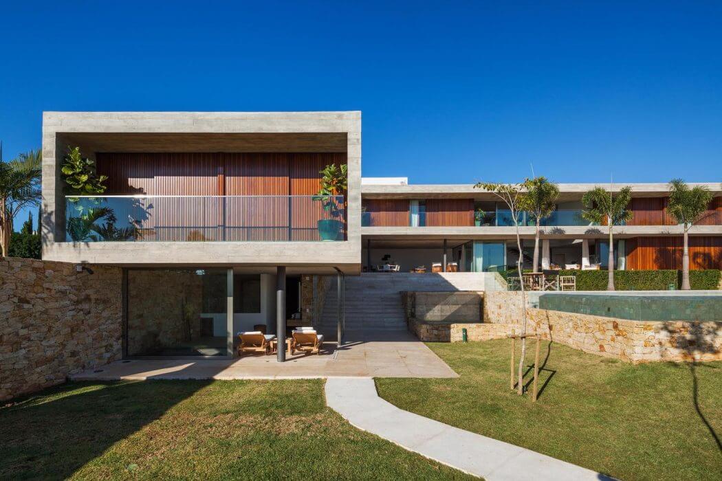 House in Brazil by Reinach Mendonça Arquitetos Associados