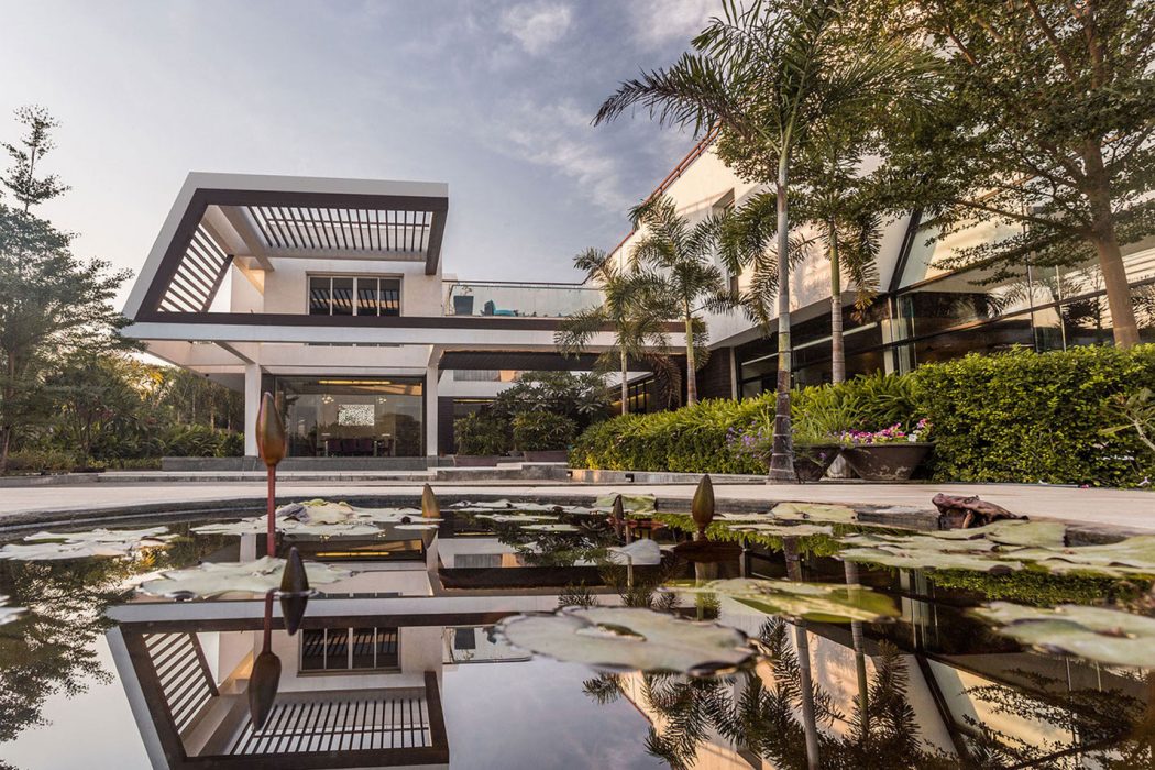 Contemporary House by KNS Architects