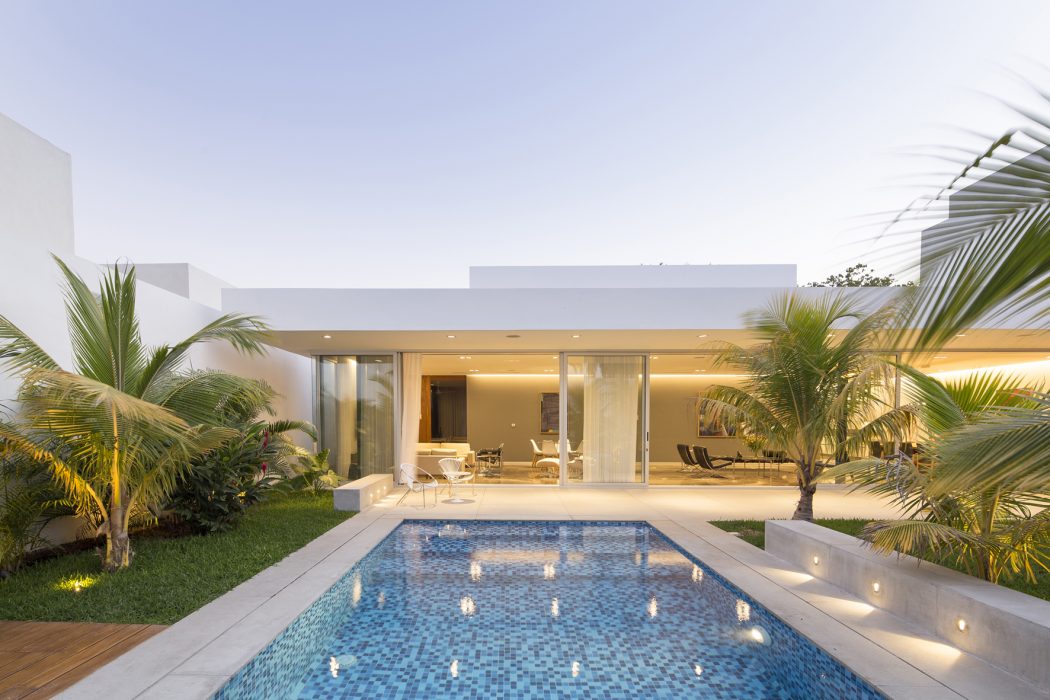Wide House by Augusto Quijano Arquitectos