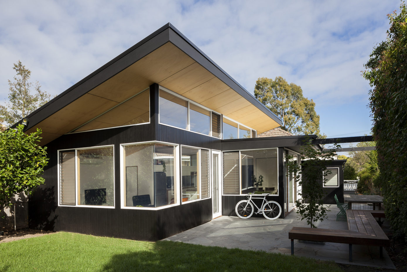 Mont Albert B&W House by Ben Callery Architects