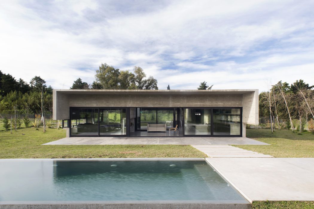 Casa Mach by Luciano Kruk Arquitectos