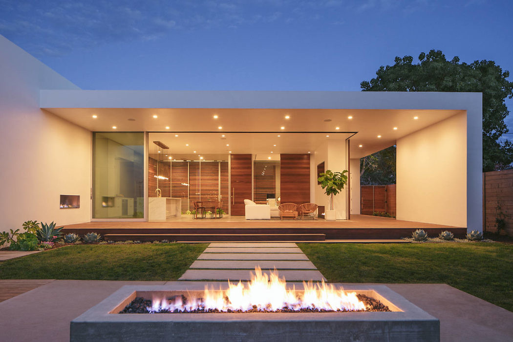 Minimalist Urban Residence by Anacapa