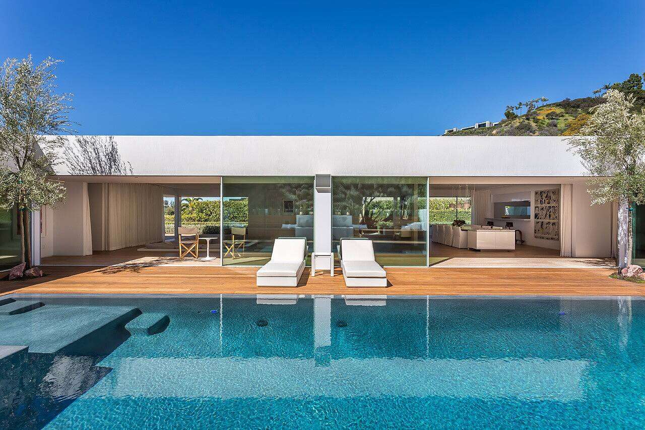 Hill Crest Home by Studio Jhoiey