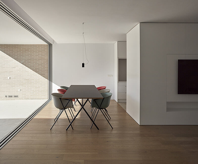 Minimalist House by DG – Estudio Arquitectura Valencia