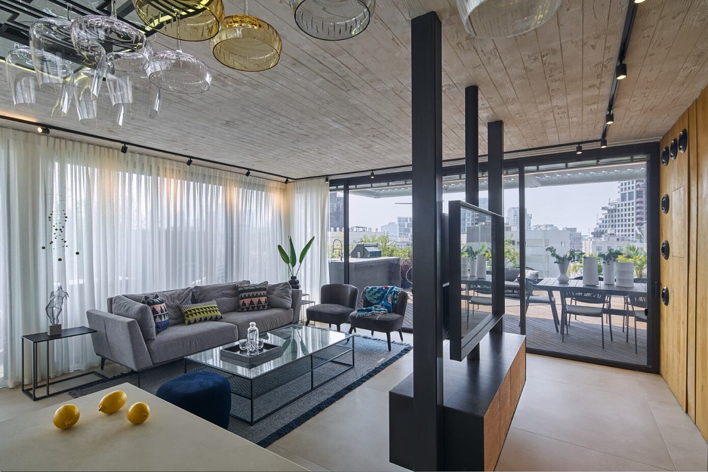 Urban Penthouse in Tel-Aviv by Tzvia Kazayoff